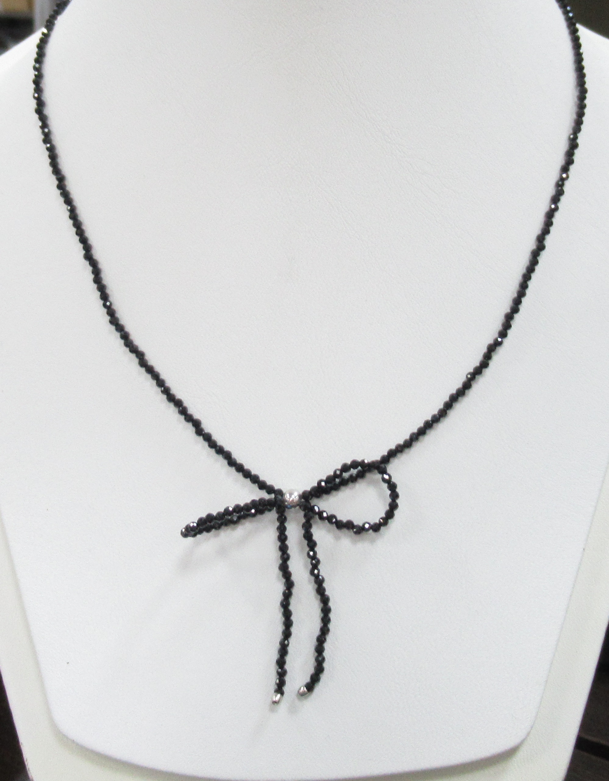 Серебряное колье со шпинелью "Бант"